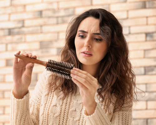 Wie erkenne ich abnormalen Haarausfall? 2 Fallschutz 2 3