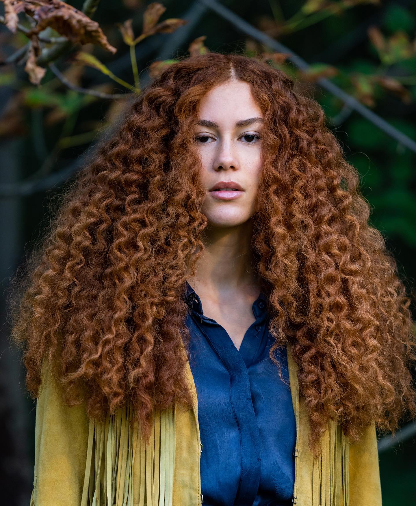 Wie kann ich meine Haare ohne Hitze lockig machen? 3 Schleifen 4 1
