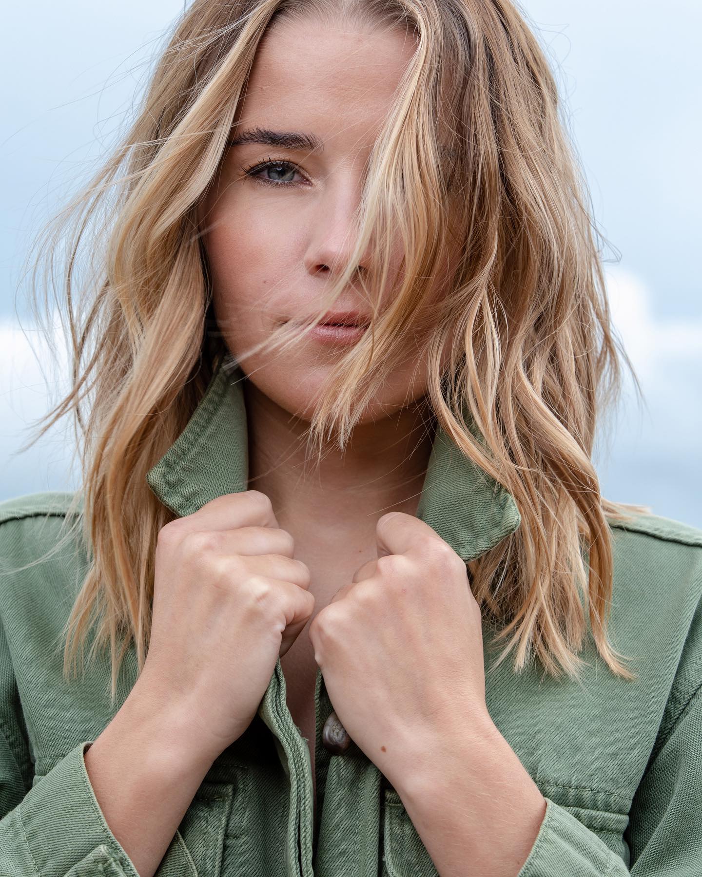 Wie gelingt eine gleichmäßige Blondierung des gesamten Haares? 2 Entfärber 4 1