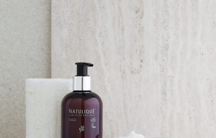 When to shampoo after coloring?2